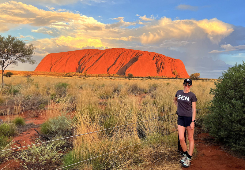 SEN průvodkyně před posvátnou horou Uluru v Austrálii. 