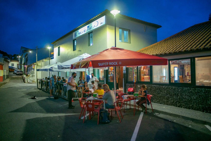 Restaurace Ondas do Mar s posezením na ulici.