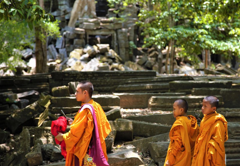 Buddhističtí mniši v chrámu Angkor Wat.