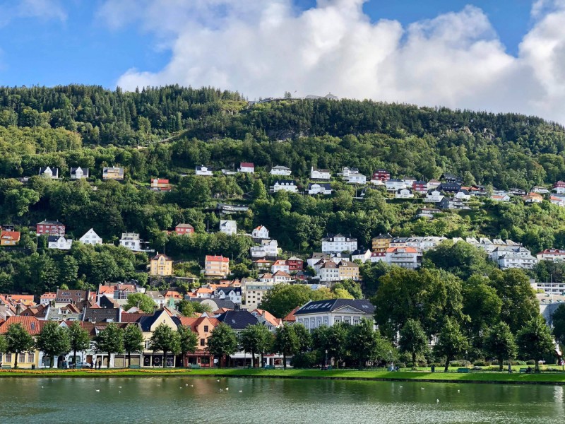 Pohled na město Bergen zasazené v kopci.