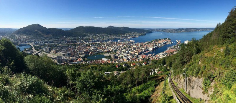 Pohled na Bergen z okolních kopců.