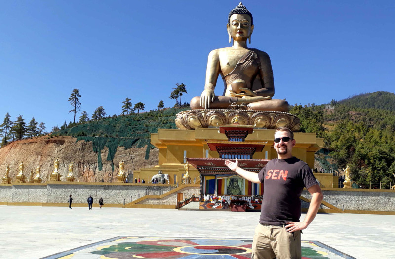 Impozantní Buddha v Thimphu – klidný strážce města a duchovní symbol Bhútánu.