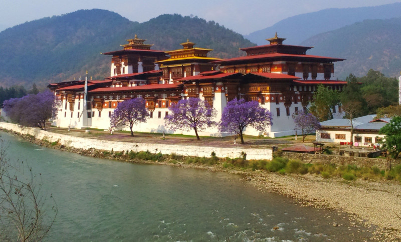 Impozantní Punakha Dzong, který byl kdysi hlavním městem země, pevnostní komplex je jedním z nejkrásnějších v Bhútánu.