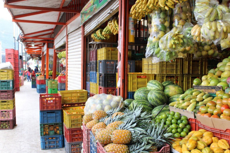 Trh s ovocem ve městě Bogota.