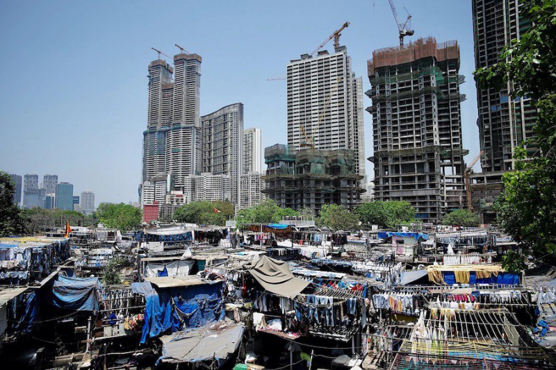 Slum versus moderní Bombaj.