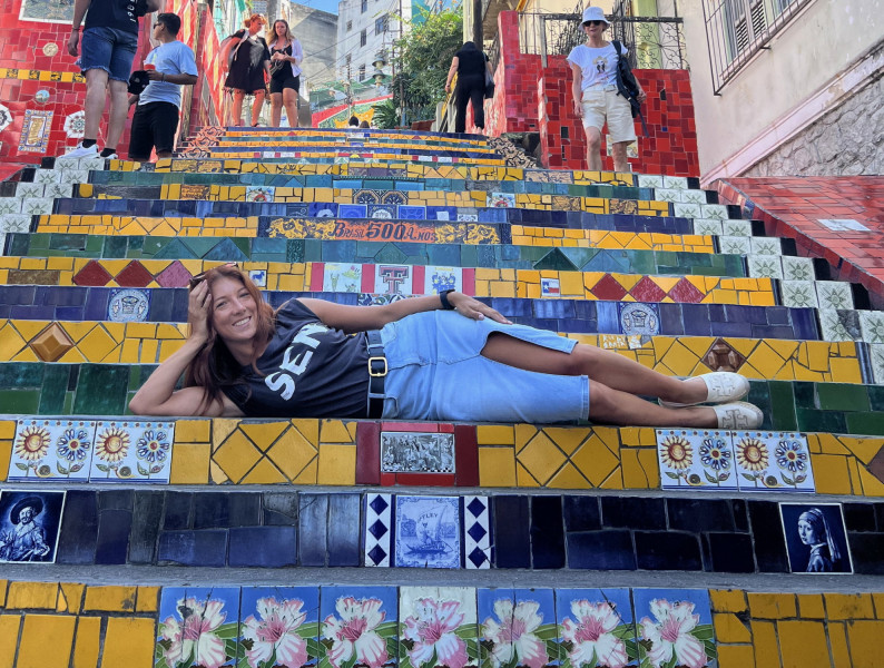 SEN průvodkyně na ikonických barevných schodech Escadaria Selarón v Riu de Janeiru, zdobených stovkami mozaikových dlaždic z celého světa.