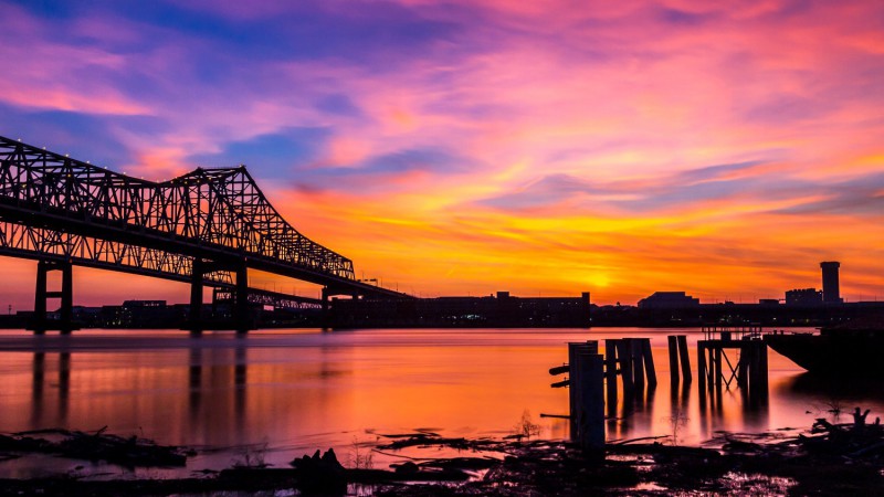 Most pŕes řeku Mississippi  při New Orleans.