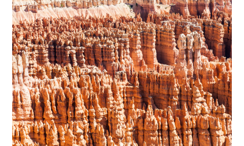 ůžovo-bílé skály v Bryce Canyonu.