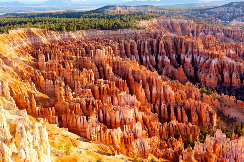 Pohled na Bryce Canyon ze shora.