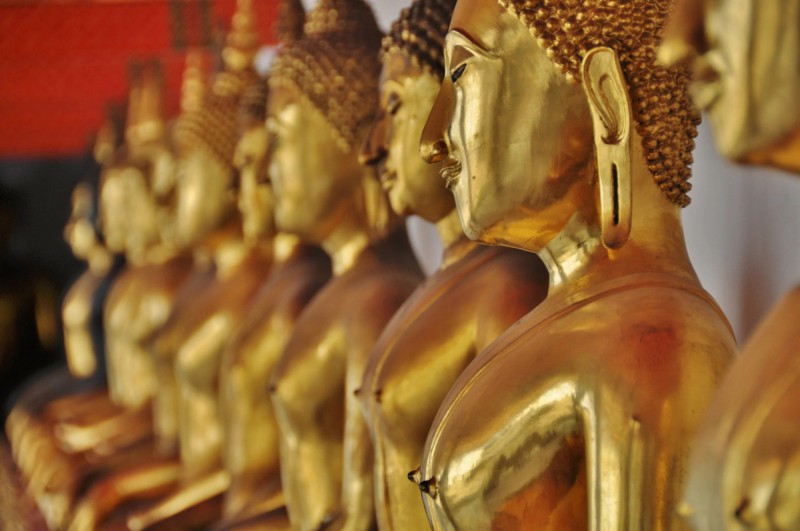 Pozlacené sochy Buddhy v chrámu Wat Pho v Bangkoku.