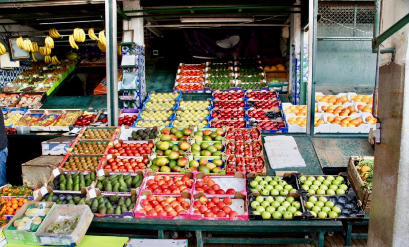 Stánek s ovocem na místní tržnici.