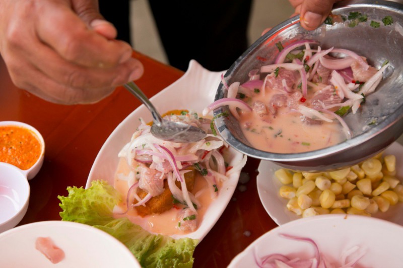 Servírování tradičního peruánského pokrmu ceviche.