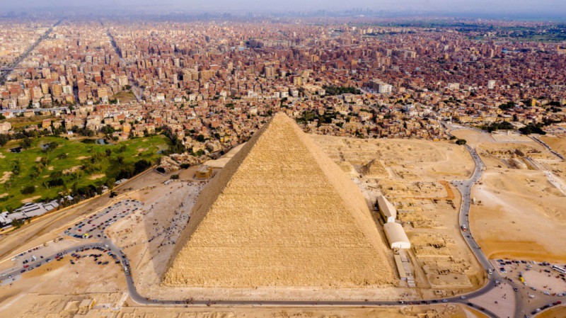 Pohled z výšky na Cheopsovu pyramidu.