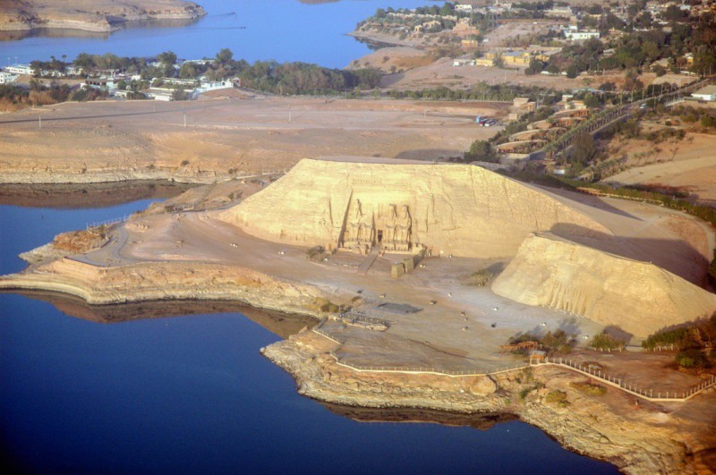 Letecký pohled na chrámy Abú Simbel.