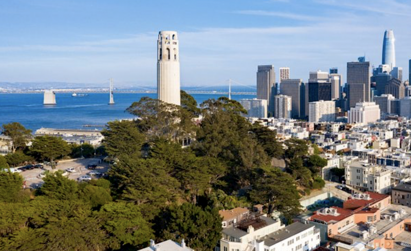 Věž Coit Tower.