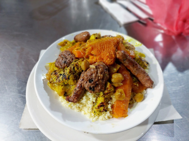 Couscous s masem i zeleninou.