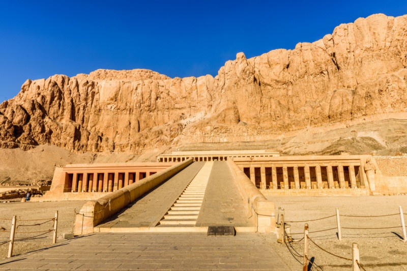 Komplex zádušních chrámů Dér El-Bahrí.