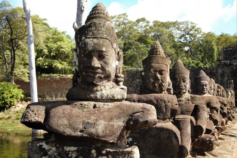 Devi - andělské bytosti stráží Angkor Wat.