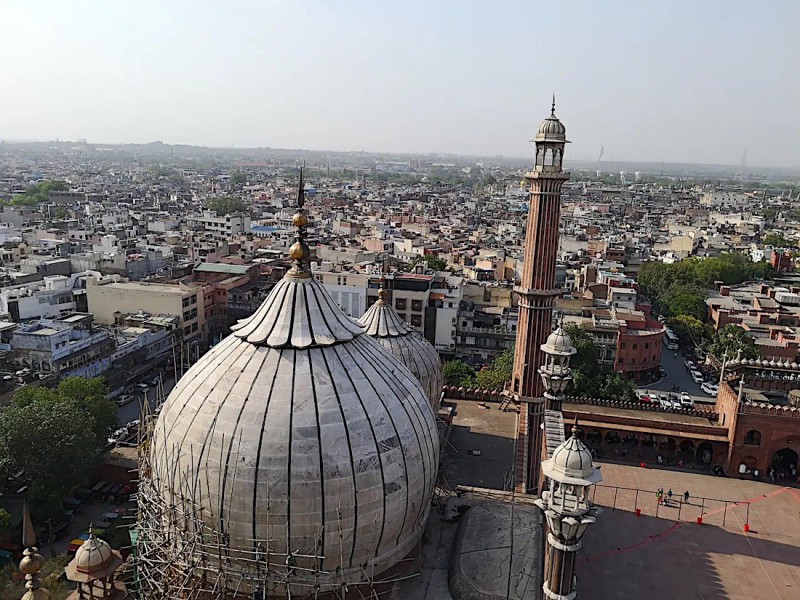 Pohled na Dillí z minaretu mešity Jama Masjid.