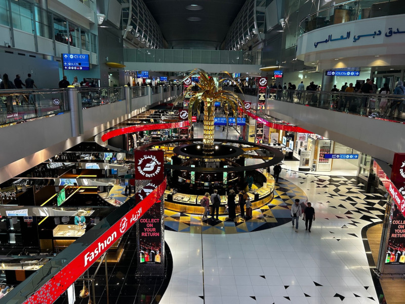 Nespočet nákupních možností na letišti v Dubaji.