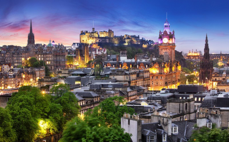 Pohled na Edinburgh po západu slunce.