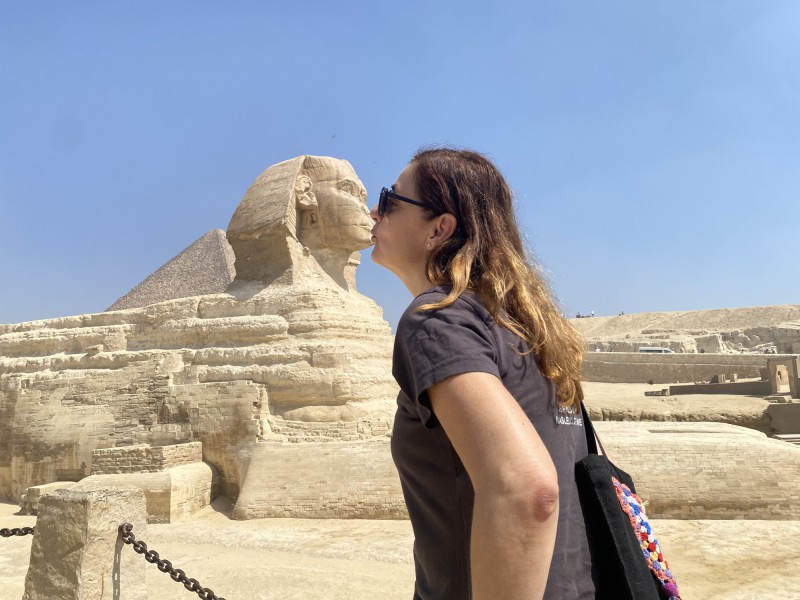 Sfinga v egyptské Gíze v doprovodu SEN průvodkyně. 