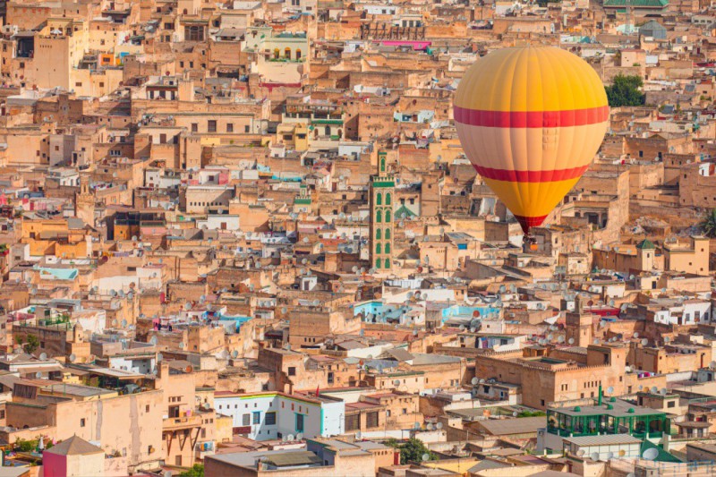 Let balónem nad městem Fez.