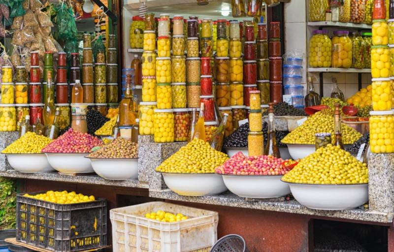 Stánek s olivami na místním trhu.