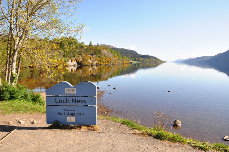 Na břehu jezera Loch Ness.