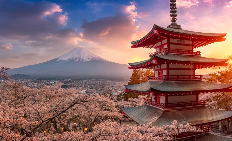 Chureito Pagoda a Fuji v pozadí.