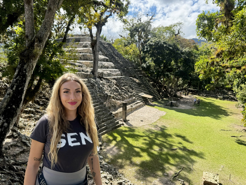 SEN průvodkyně při návštěvě mayské památky Tikal v Guatemale.
