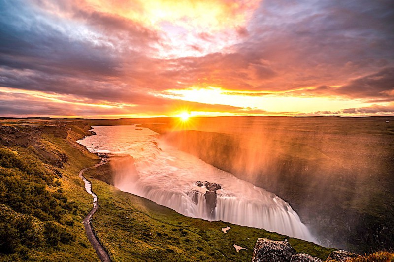 Východ slunce nad vodopádem Gullfoss.