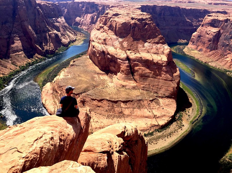 Výhled nad propastí oblouku Horseshoe Bend.