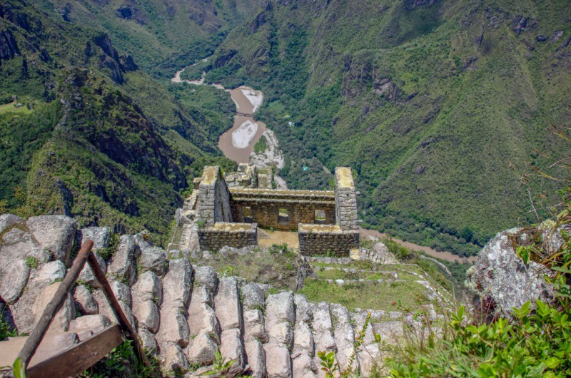 Pohled dolů při výšlapu na horu Huayna Picchu.