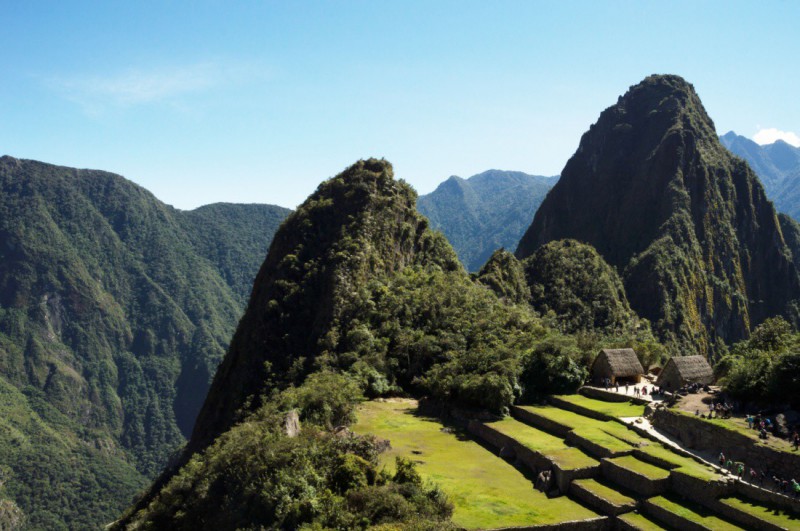 Hora Huchuy Picchu vlevo.