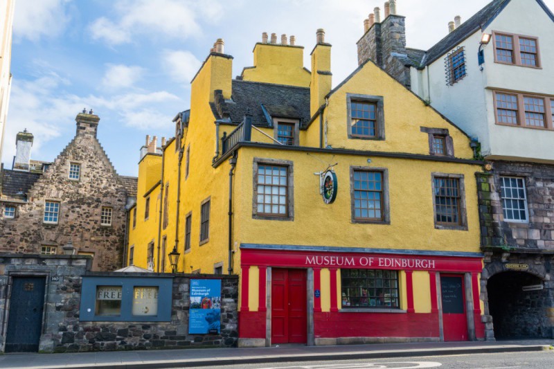 Edinburské muzeum (Huntly House Museum).