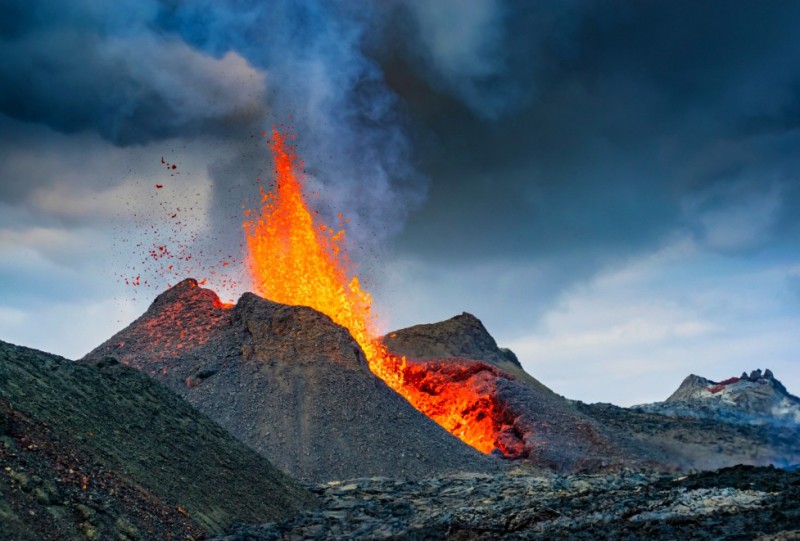 Islandský vulkán chrlící lávu.