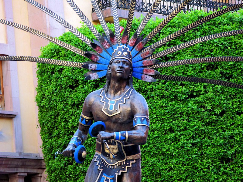 Socha tančícího indiána v Querétaro.