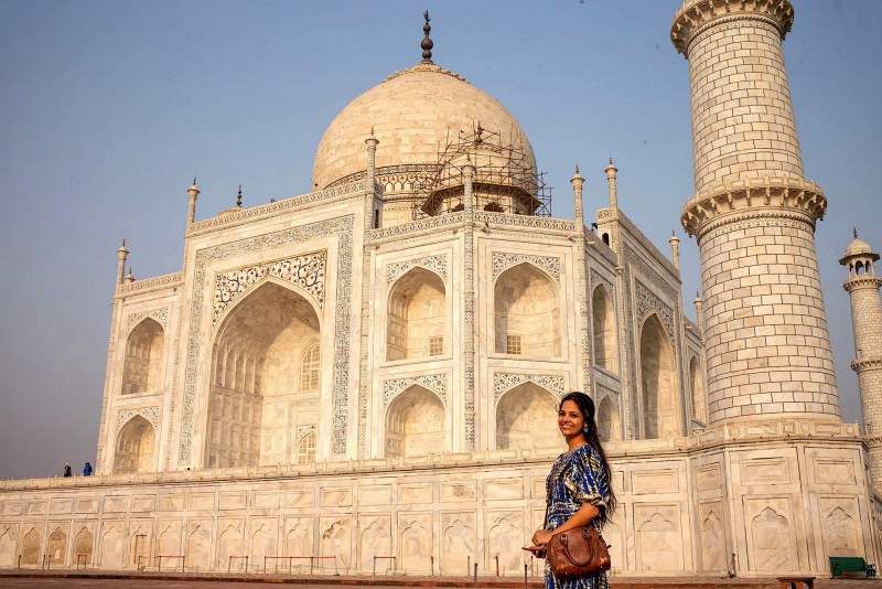 Indka před Taj Mahalem.