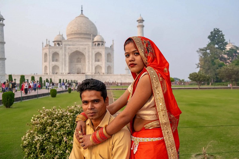 Indové pózují před Taj Mahalem.