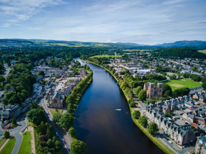 Řeka Ness protékající městem Inverness.