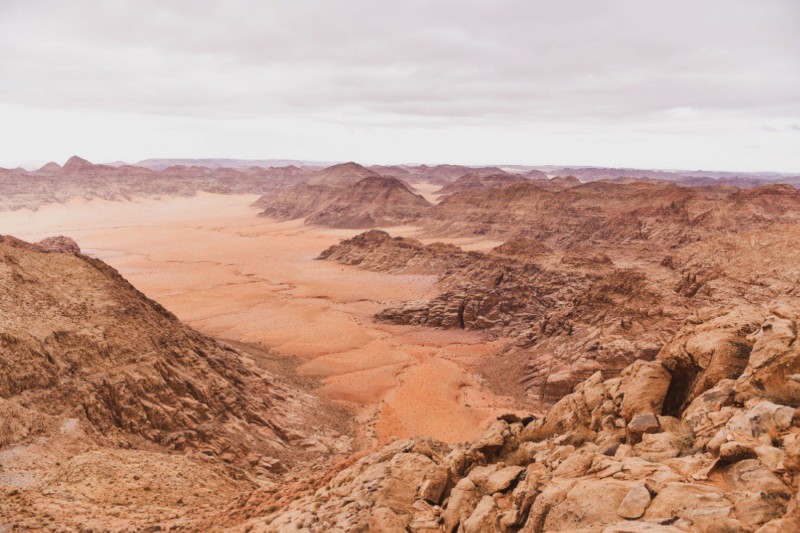 Výhled z vrcholu hory na poušť Wadi Rum.