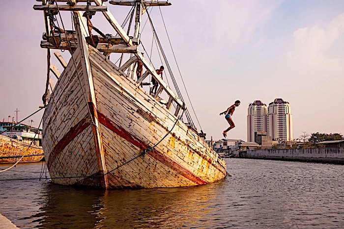 Škuner v starém přístavu Sunda Kelapa.