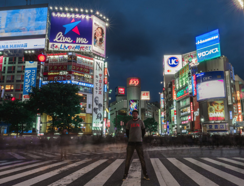 Přechod přes křižovatku Šibuja, nejrušnější křižovatku na světě.
