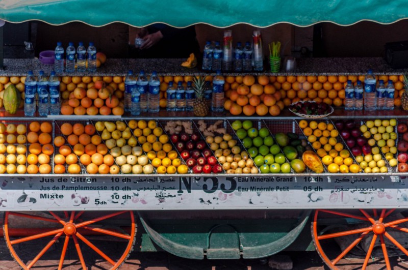 Stánek s ovocem na náměstí Jemaa el-Fnaa.