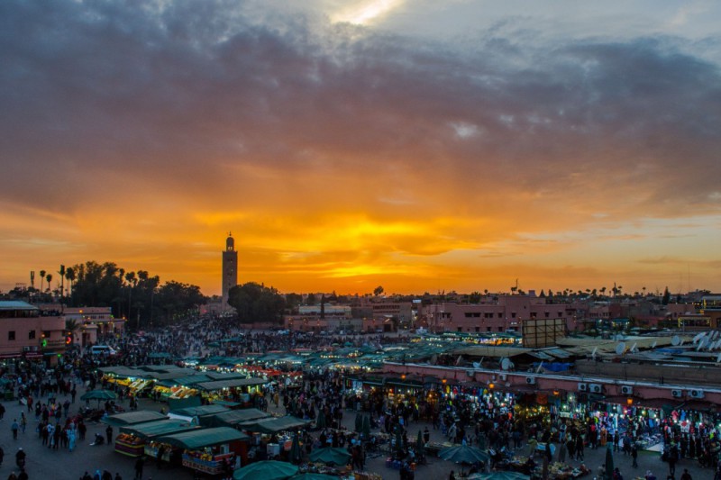 Západ slunce nad mešitou Kutubíja a náměstím Jemaa el-Fnaa.