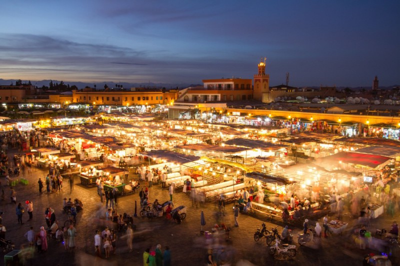 Rušné náměstí Jemaa el-Fnaa.