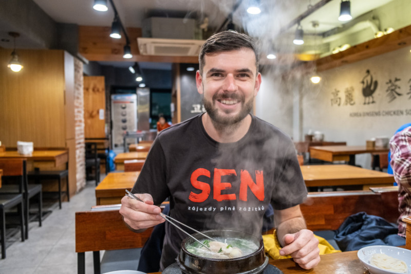 SEN průvodce si vychutnává korejskou specialitu v tradiční restauraci. 