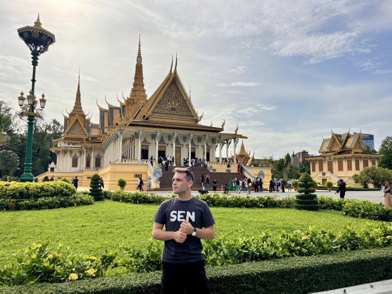 SEN průvodce při prohlídkce královského paláce v Phnom Penh v Kambodži.