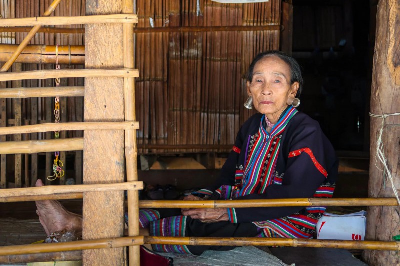 Žena ze severního Thajska z kmene Karenů.